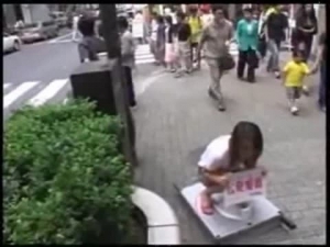 upskirt incroyable dans une rue de Tokyo! Les japonais sont des petits coquins!