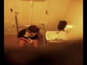 femme mure aux toilettes filmée en camera cachée