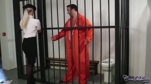 un prisonnier surpris en pleine branlette par une geôlière sexy