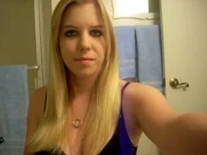 sextape d'une blonde jeune et sexy qui se touche dans la salle de bain