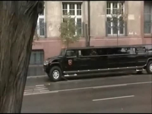 une salope suce un millionnaire dans une limousine pendant que le chauffeur se rince l'oeil