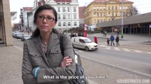 Czech streets 92 : rencontre avec une femme mure pour baiser