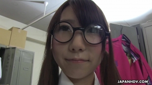 étudiante japonaise en uniforme se fait devierger l'anus
