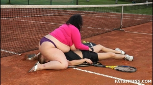 facesitting sur le court de tennis avec une femme obèse