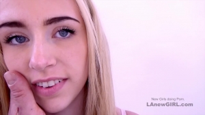 une fille de 19 ans fait un casting anal filmé en pov