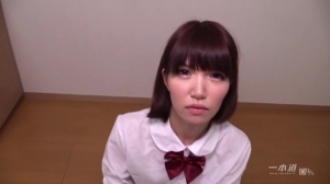 une fille japonaise en tenue d'écolière avec de beaux seins se fait baiser
