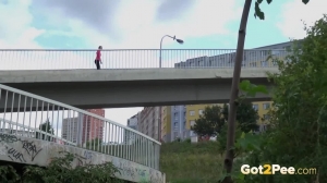 une fille debout en haut d'un pont! possible!