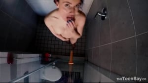 une brune russe sexy suce un toy dans sa douche