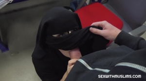 employée arabe en burka suce la bite du patron