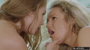 2 blondes qui sucent en même temps deux bbc puis levrette synchro