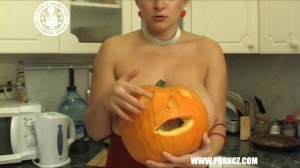 mature s'enfonce des fruits et legumes pour halloween