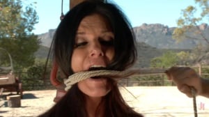 india summer se fait ligoter nue à un poteau dans un ranch