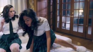 casey calvert et vienna black en uniforme de collégienne sucent un gars