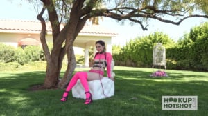 la belle et jeune brune kaitlyn katsaros pour un shooting bdsm