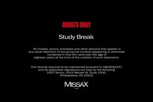 Study break : la tatie milf cochonne se tape son jeune neveu