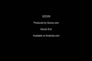 Venom Evil : gangbang et pisse