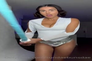 une brune avec de gros seins déguisée en princesse Leila