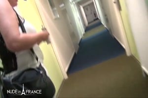 mature francaise à lunette dans un hôtel