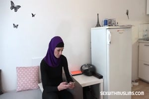 Musulmane voilée invite un homme pour le sucer