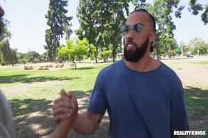 pov : kira noir et kayley gunner se font griller à baiser avec un gode ceinture