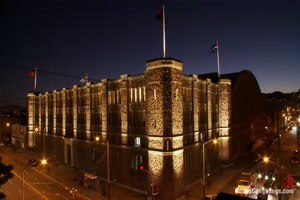 ashli orion en gang bang avec des hommes déguisés en pandas