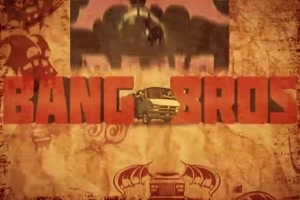 la petite afro sierra sanchez au bord de la piscine