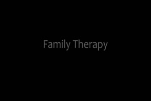 Family therapy : la milf à lunette cory chase se masturbe pour toi