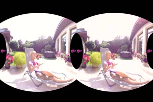 vr : une blonde sur un bain de soleil