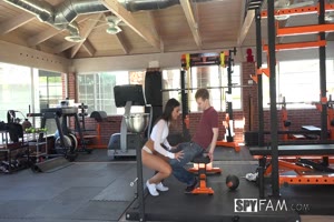Emily willis suce une bite à la salle de fitness