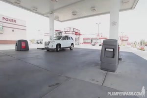 la bbw mandy majestic va faire le plein de sa voiture et pas que.. la bbw mandy majestic va faire le plein de sa voiture et pas que..