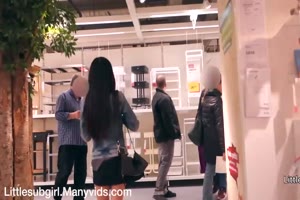 Littlesubgirl se gode le cul dans un ikea