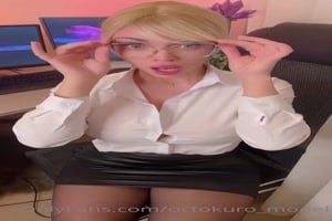 octokuro : la blonde à lunette suce un godemiche au bureau
