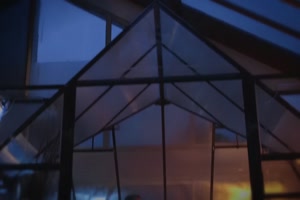 un homme reconstruit se fait dominer et menotter