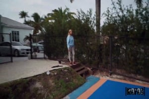 ellie tay se met a genoux dans un terrain de jeu