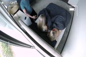 jeunette se fait casser la bouche devant sa roomate