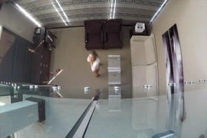 la jolie blonde dillion le suce dans le salon