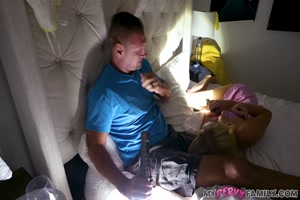 skyler storm sodomisée par son beau pere peter fitzwell pendant une coupure de courant