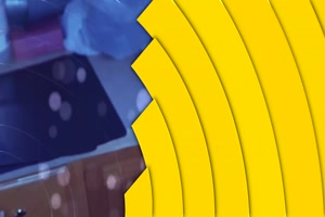 deux soldats de la police des frontières font une arrestation musclée