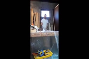 menuisier baise en levrette au taf