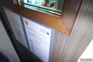 blonde super chaude à la salle de sport chauffe un renoi