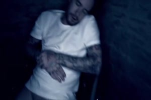 porno horreur : homme en fauteuil baisée par une folle couverte de sang
