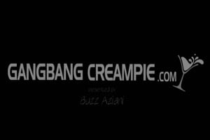gang bang pour cette milf affamée de sperme