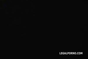 une fille asiatique sexy et 7 bites