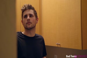 elle se touche la chatte pour le chauffer un peu