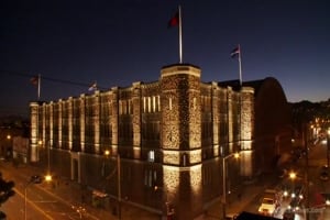 une dominatrice masse les couilles de son soumis avec ses talons