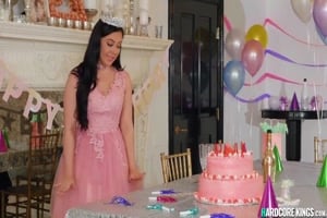 une milf plantureuse déguisée en princesse se fait sodo