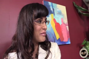 lisa ann en secrétaire à lunette qui séduit un bbc