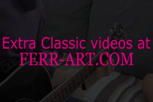 rien de mieux qu'une guitare pour serrer! rien de mieux qu'une guitare pour serrer!