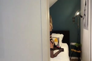 deux amies en lingerie sexy et un vibromasseur