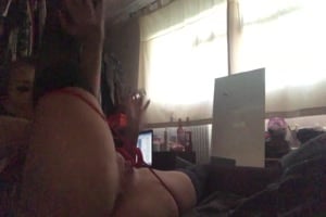 roxilloydxxx se gode l’anus en solo! Très chienne!